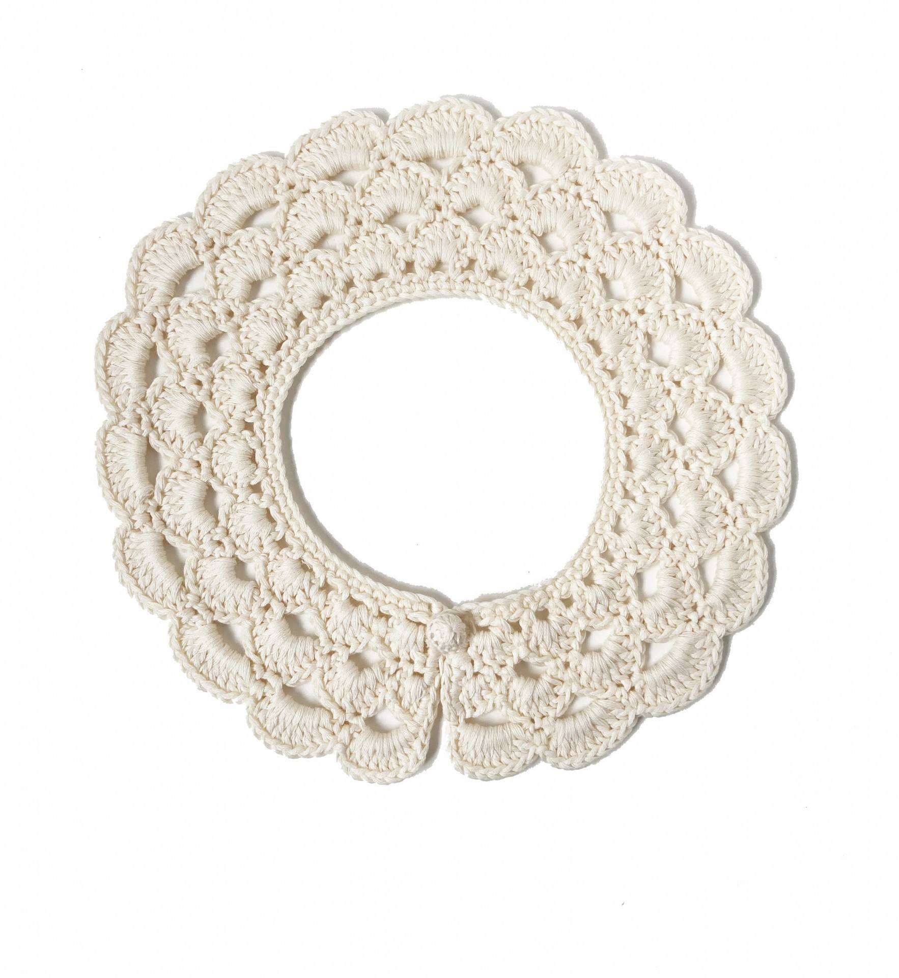 Gola de croché creme com padrão em escamas