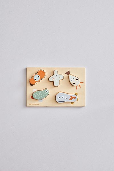 Quebra-cabeças em madeira com peças de animais coloridos