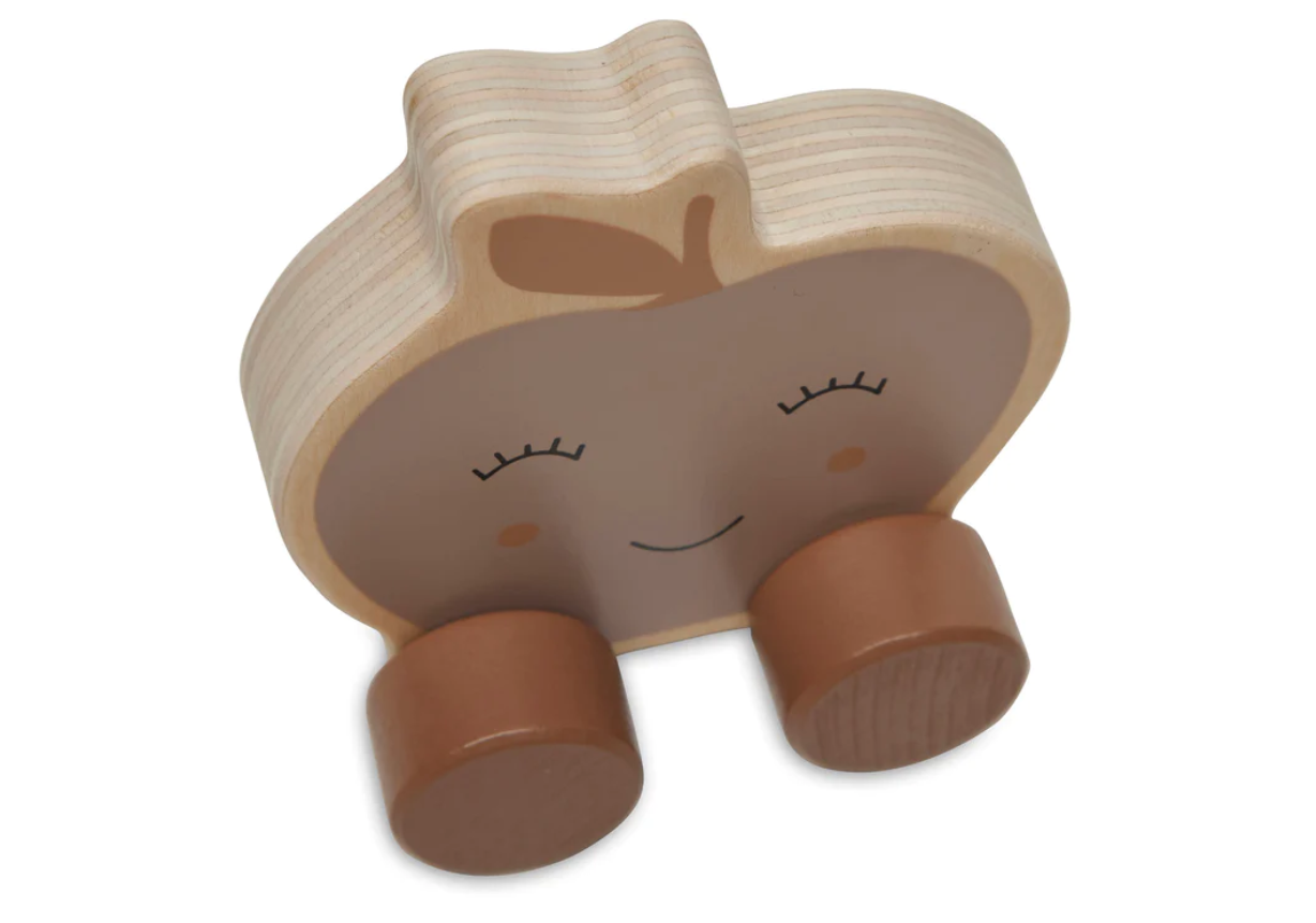 Brinquedo de madeira em forma de maçã com rosto sorridente e rodas castanhas.