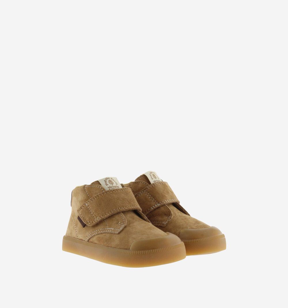 Sapatos infantis castanhos de camurça com velcro e sola de borracha