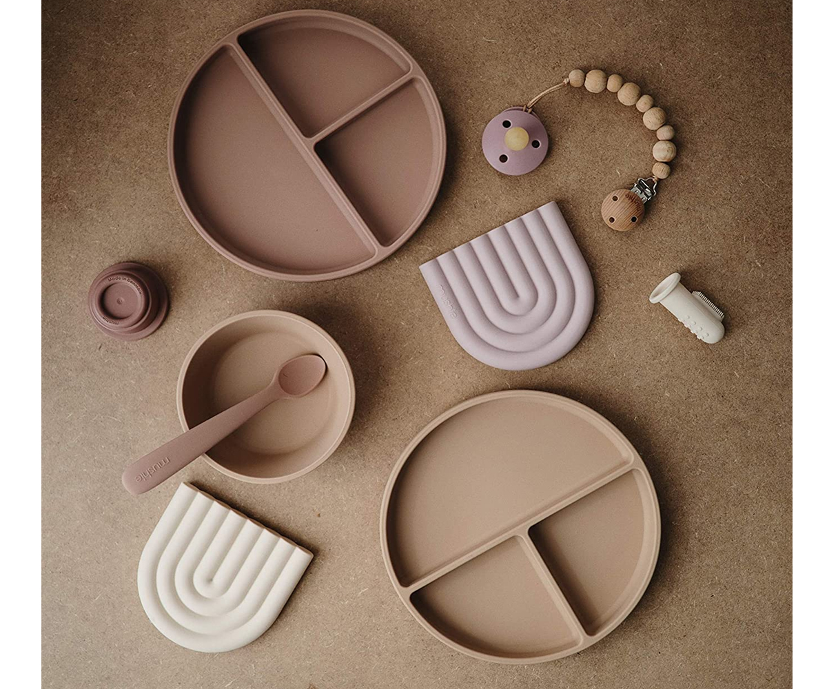 Conjunto de pratos e acessórios de silicone e madeira, tons neutros