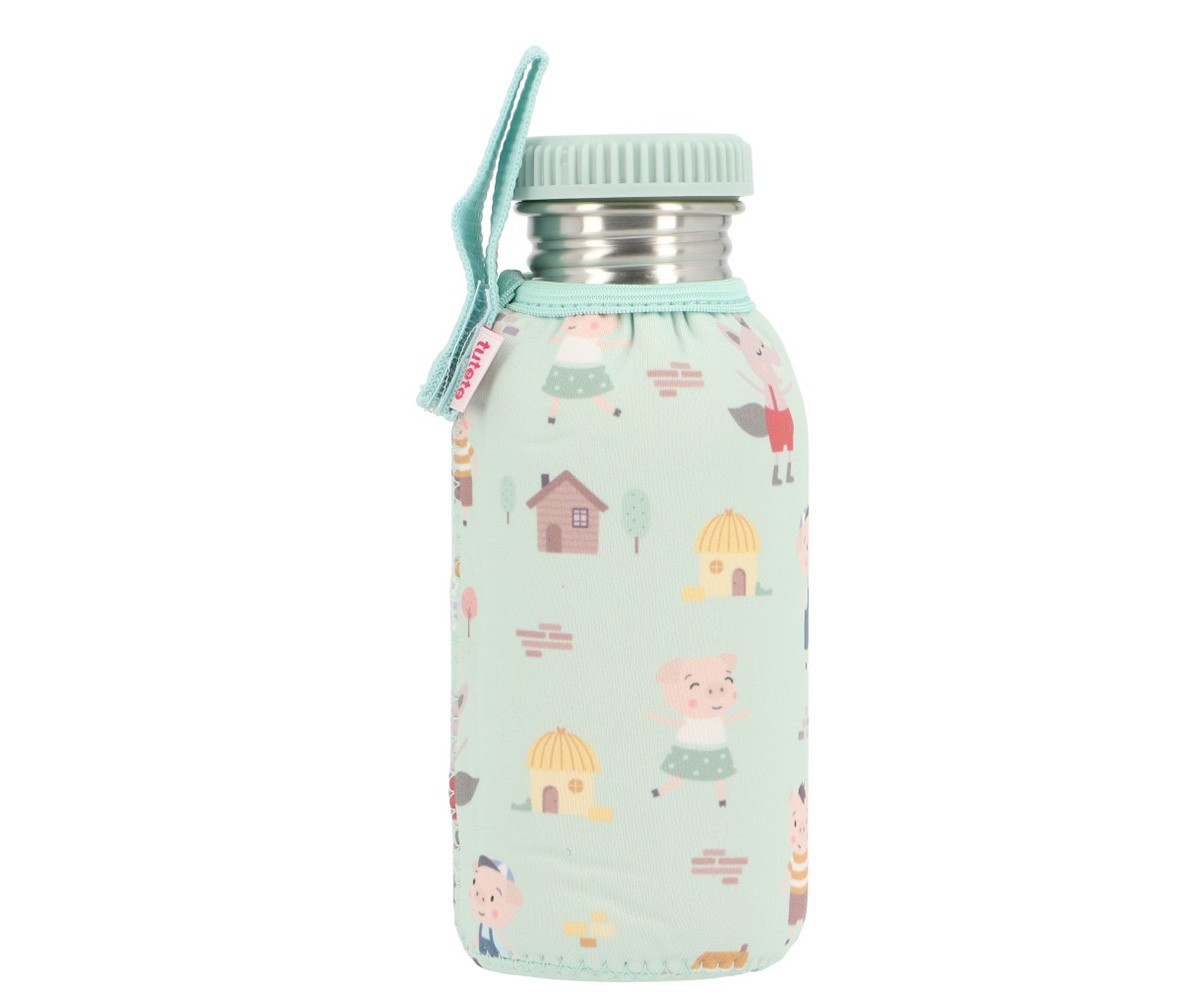 Garrafa de metal com capa têxtil azul clara e padrão de porquinhos e casinhas