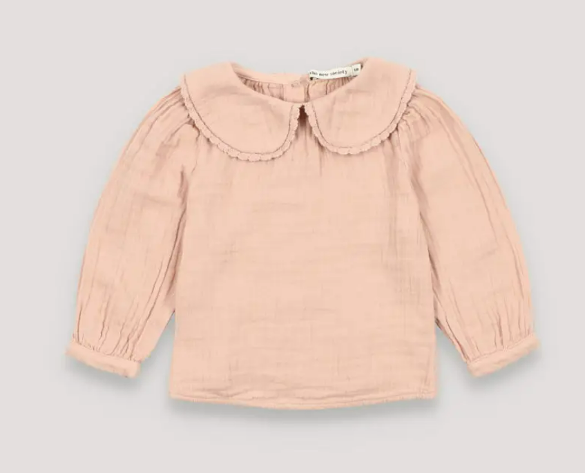 Blusa de criança rosa claro com gola redonda ampla e mangas compridas