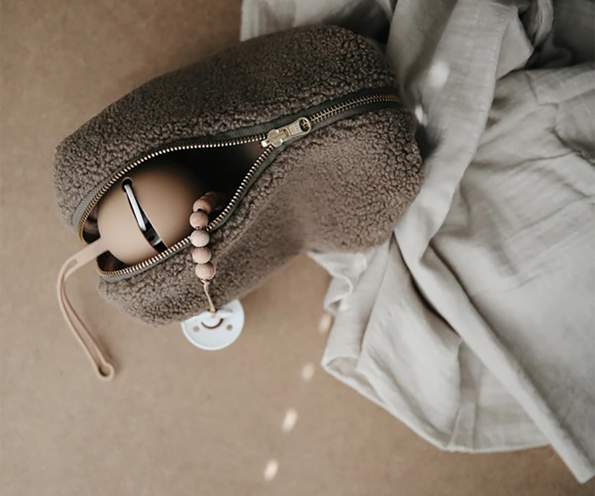 Bolsa peluda castanha com fecho metálico, estojo de silicone nude com contas de madeira e tecido cinza claro