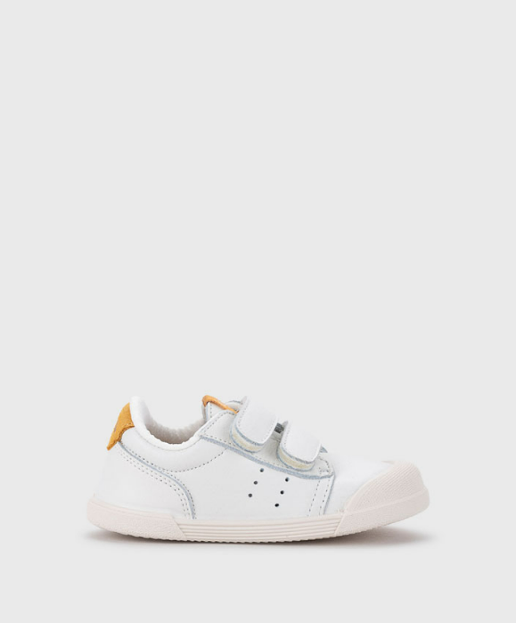 Tênis infantil branco com fecho velcro duplo e detalhes amarelos