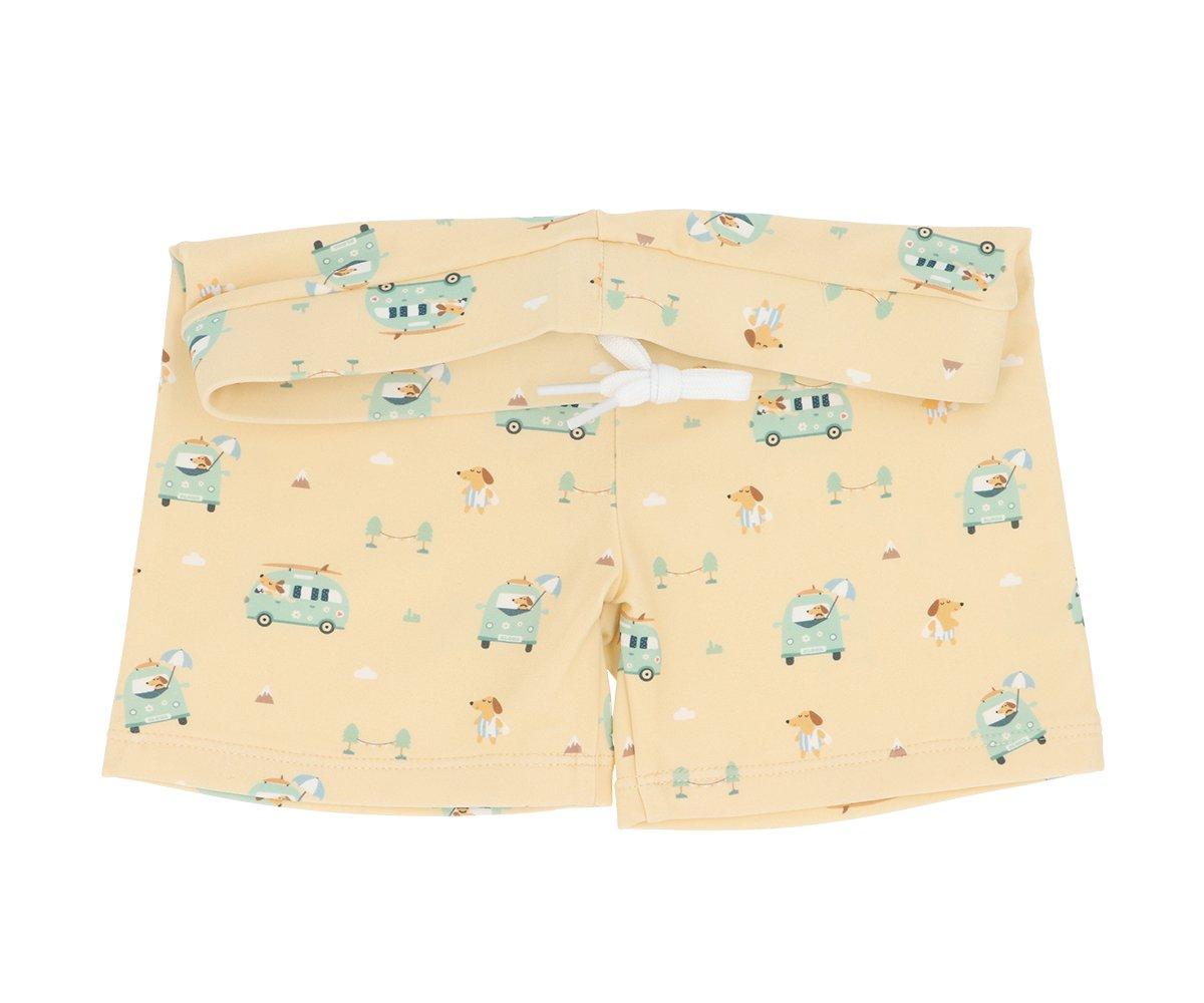 Calções amarelos para criança com padrão de carros e árvores e cordão branco na cintura
