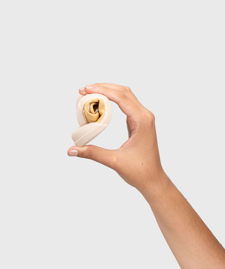 Mão segura faixa elástica enrolada bege clara