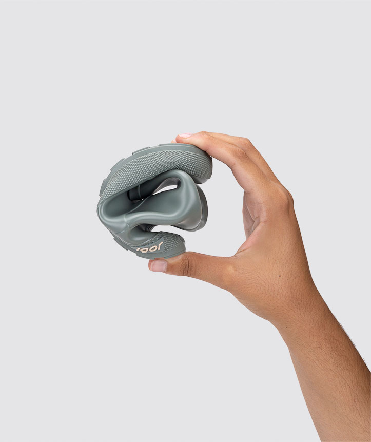 Calçado desportivo cinza dobrado à mão