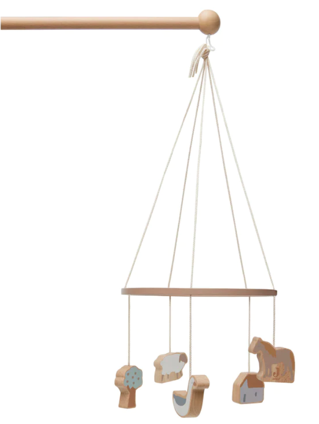 Móvel infantil de madeira com figuras penduradas em cordas