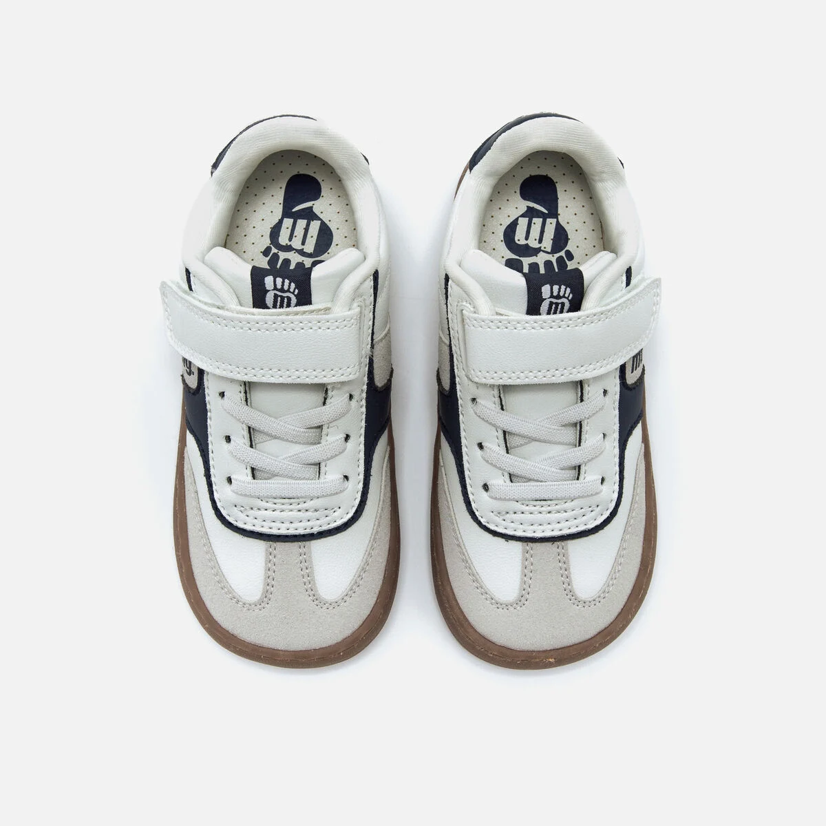 Ténis infantis bege, branco, castanho e azul escuro com velcro e atacadores