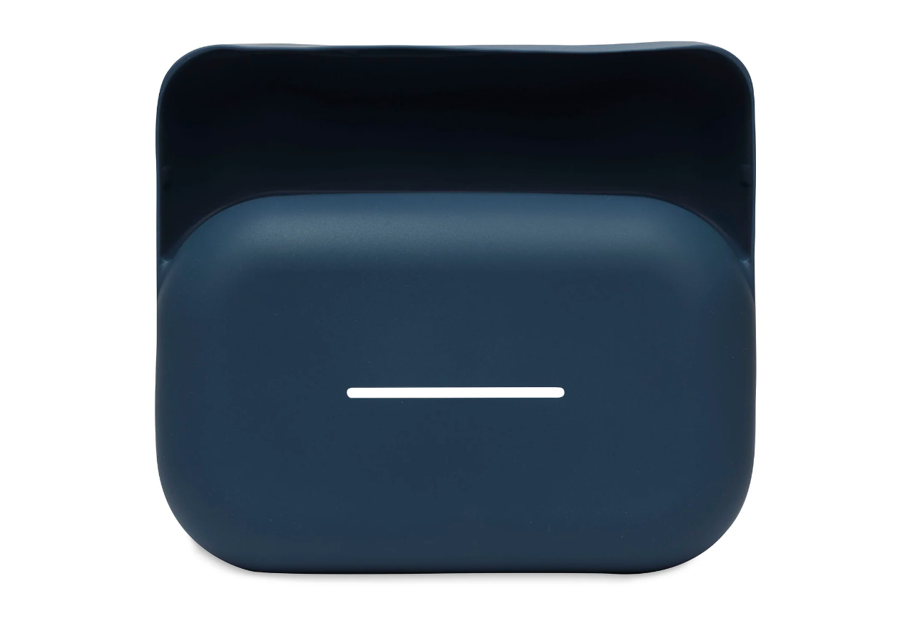 Caixa de armazenamento azul escura em plástico com uma linha branca horizontal na tampa