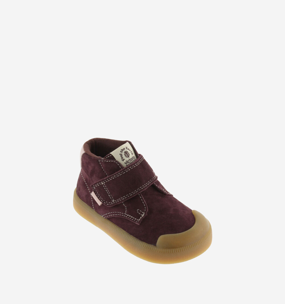 Ténis infantil vinho de camurça com sola amarela e fecho de velcro
