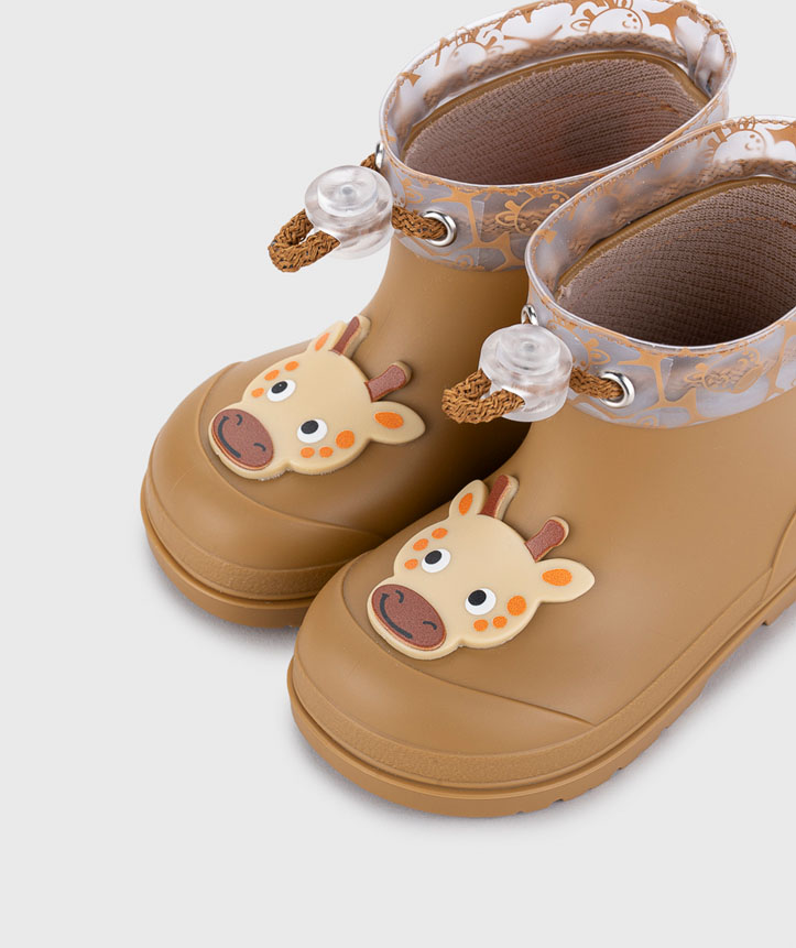 Botas infantis castanhas com aplicação de girafa e detalhe transparente com padrão