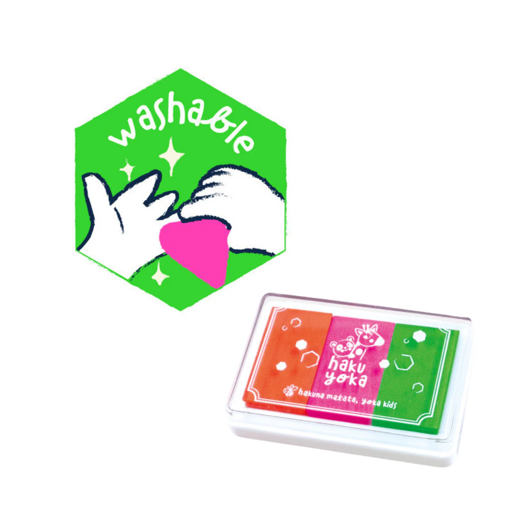 Set de tinta colorida lavável com três almofadas numa caixa com tampa transparente.