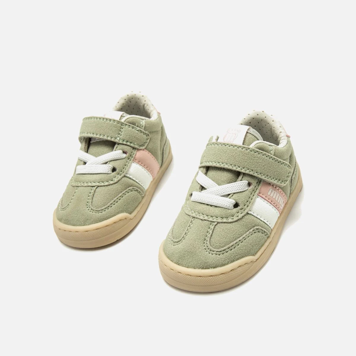 Sapatilhas de criança em camurça verde claro com sola bege e fecho de velcro
