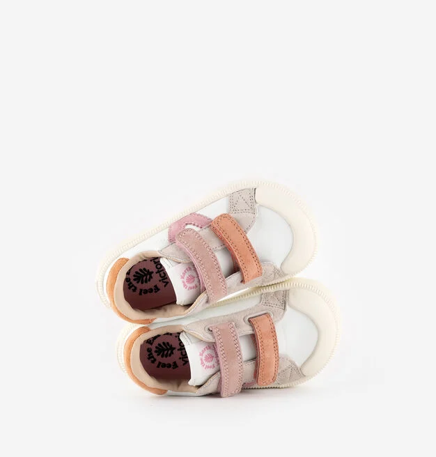 Sapatilhas infantis bege e rosa com fecho em velcro