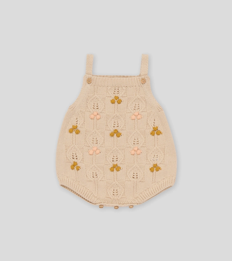Macacão bege de malha para bebé com flores bordadas cor de pêssego e mostarda
