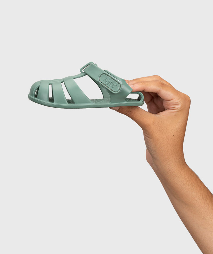 Chinelo de borracha verde com tiras e fecho de velcro