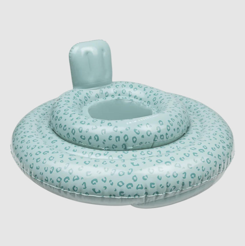 Boia insuflável azul claro com padrão de manchas e encosto.