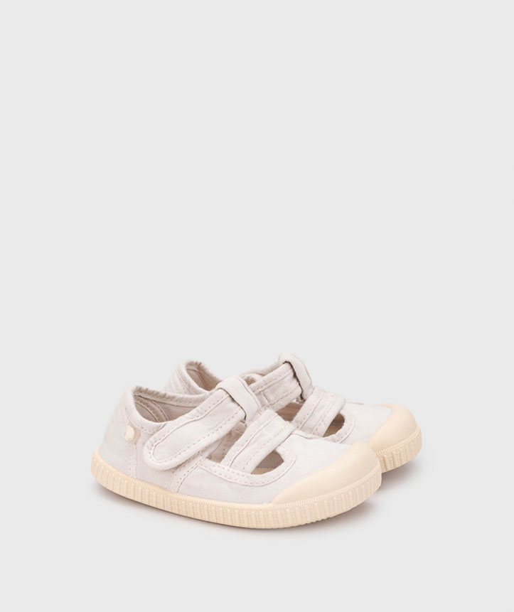 Sapatos de criança bege claro com fecho de velcro e sola creme