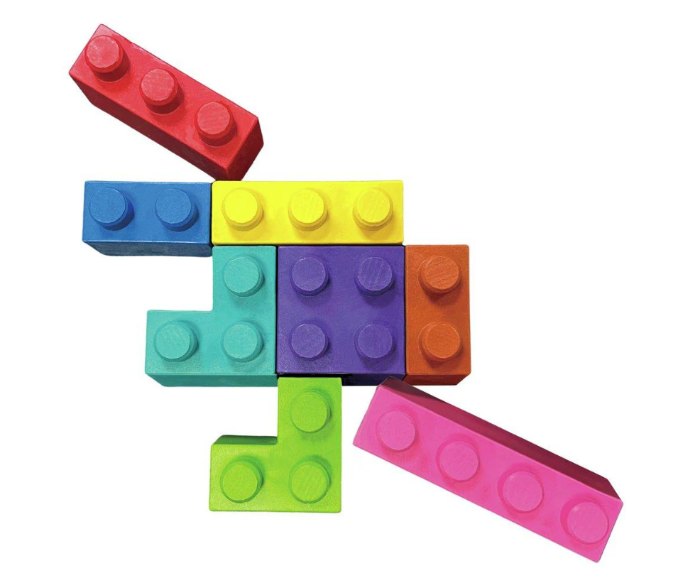 Blocos de montar coloridos de plástico sobre fundo branco.