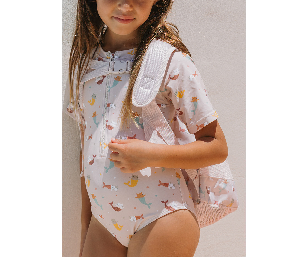 Fato de banho infantil com padrão de gatos sereia e mochila de rede branca