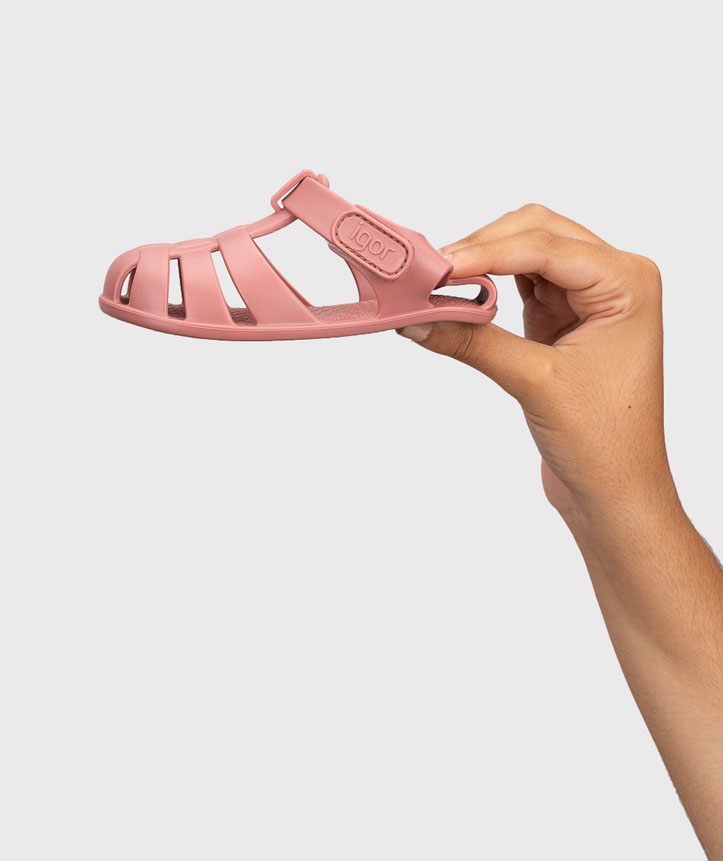 Sandália infantil rosa em material plástico flexível com aberturas laterais e fecho de velcro