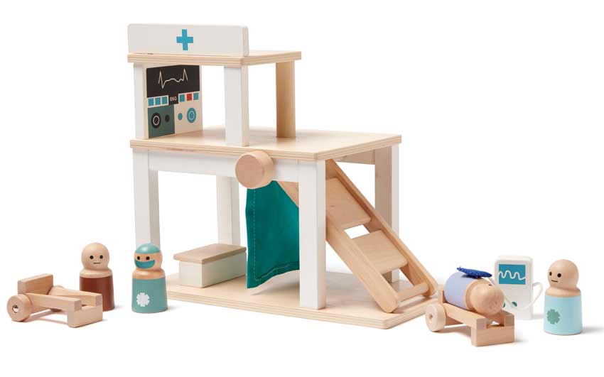 Brinquedo hospital de madeira com bonecos e acessórios em diferentes cores