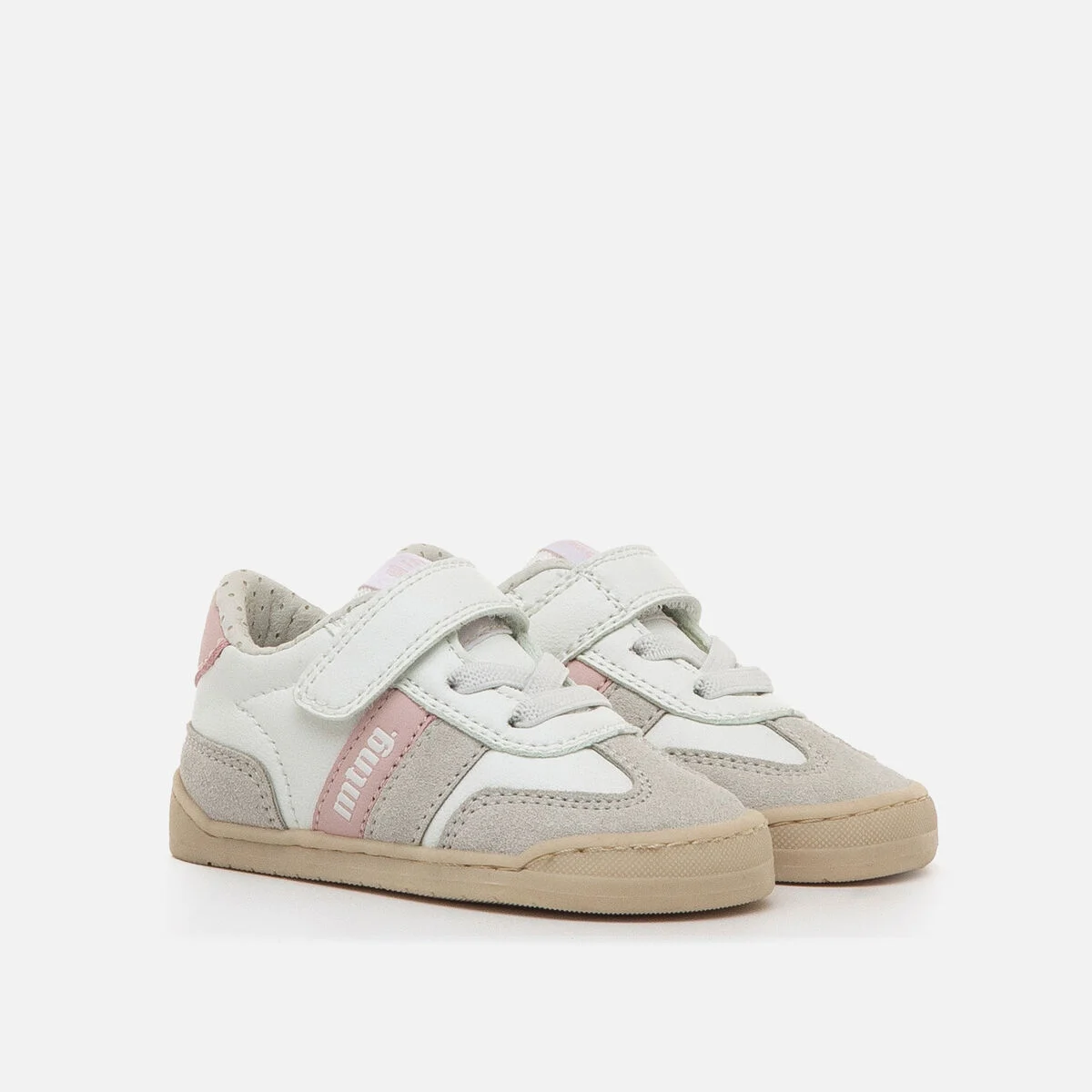 Sapatilhas infantis brancas, bege e rosa com velcro e textura de camurça.