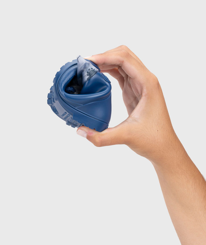 Sapato desportivo azul flexível dobrado na mão