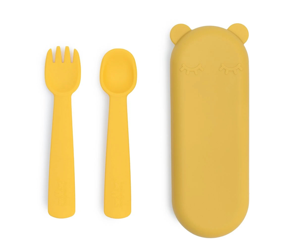 Conjunto infantil de talheres de silicone amarelo com caixa em forma de urso.