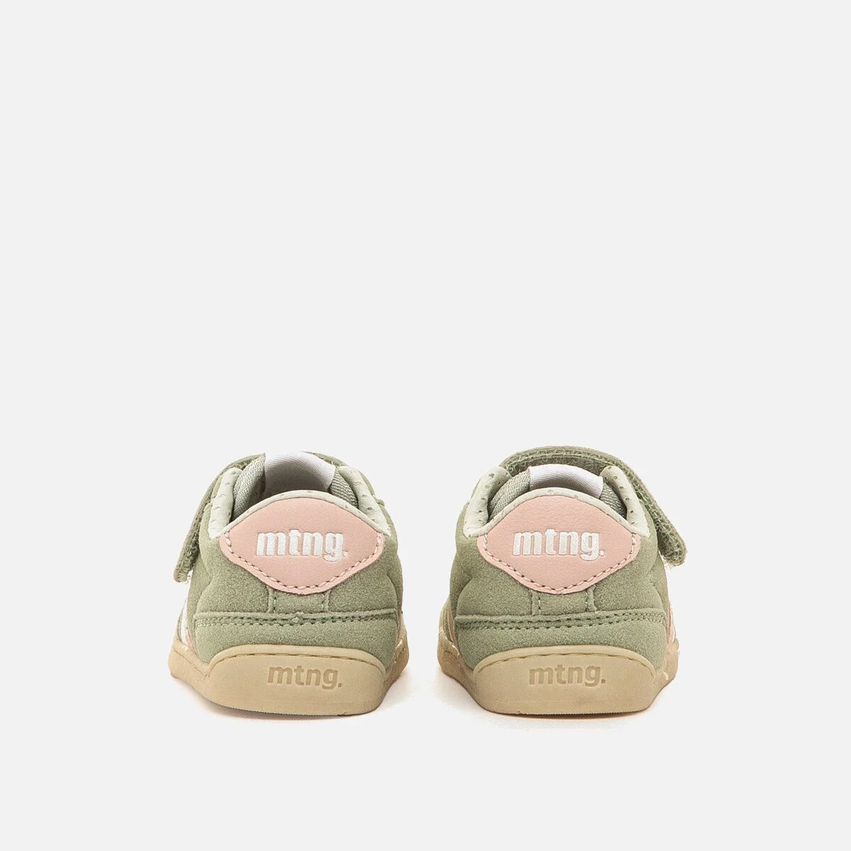 sapatos infantis verdes mtng com detalhes rosa e sola bege