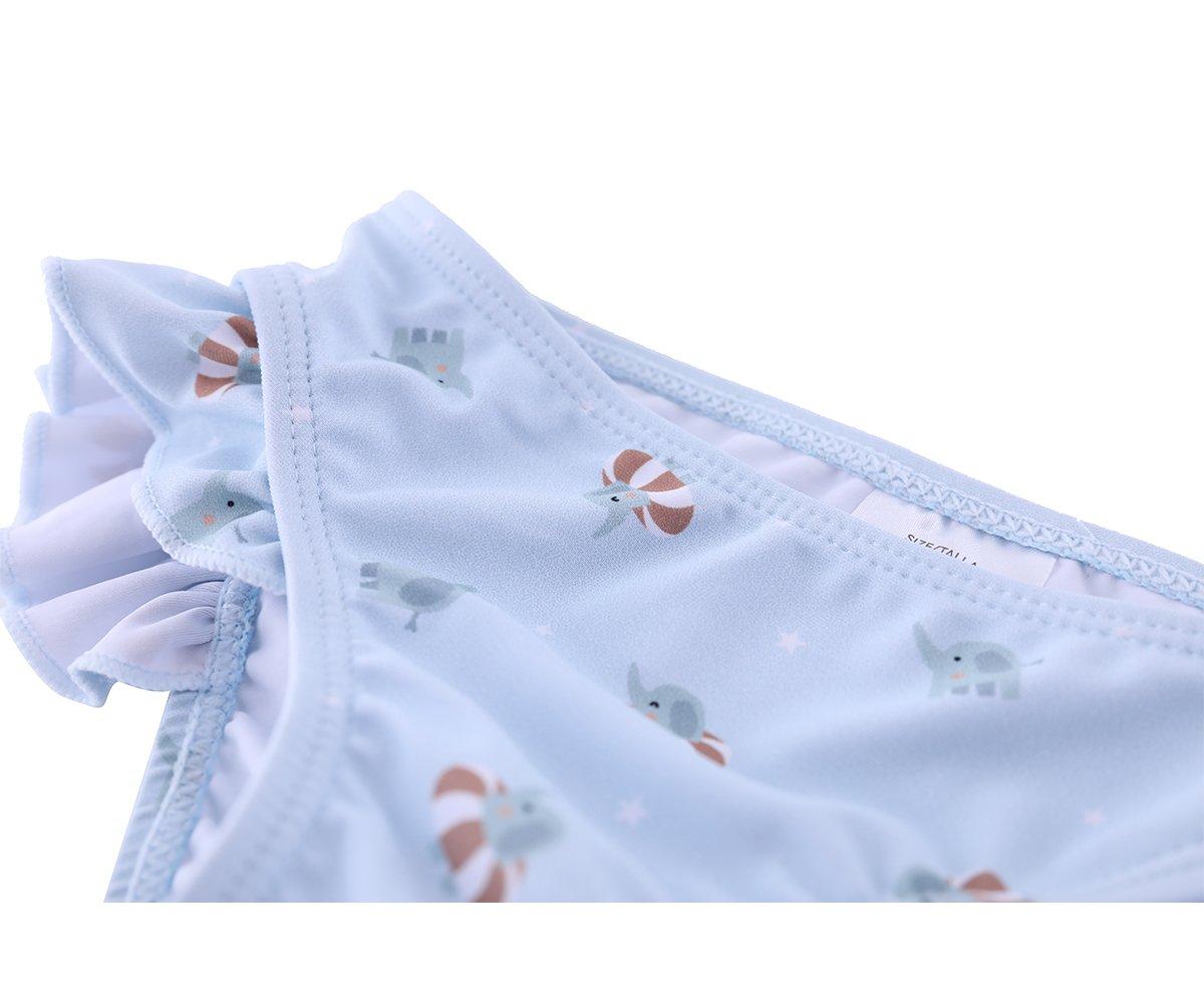 Pormenor de peça de roupa de banho azul clara com estampado de animais e folhos na lateral.