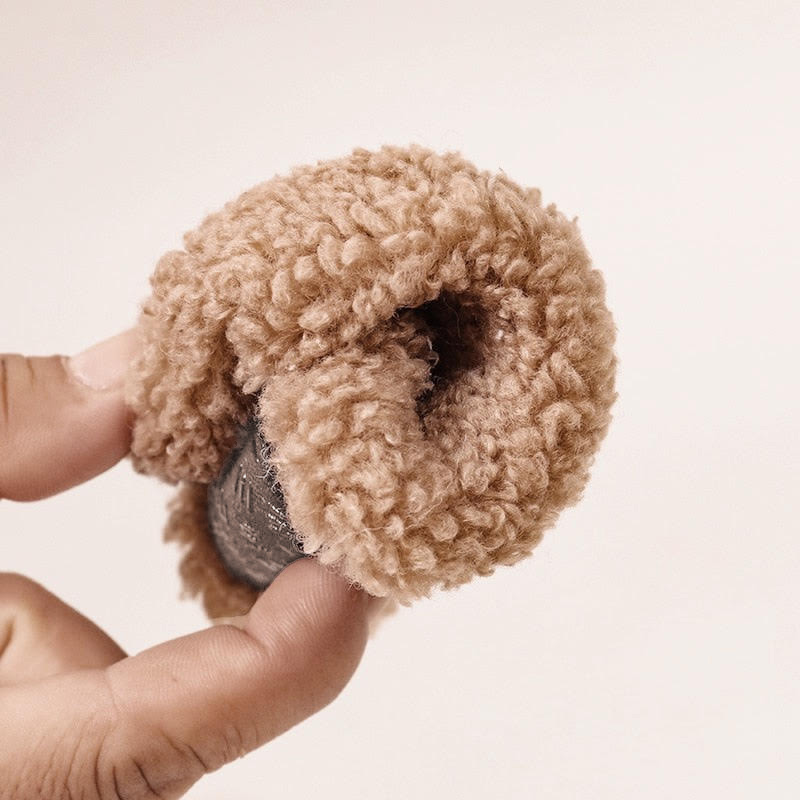 Meia castanha felpuda sendo segurada por duas mãos