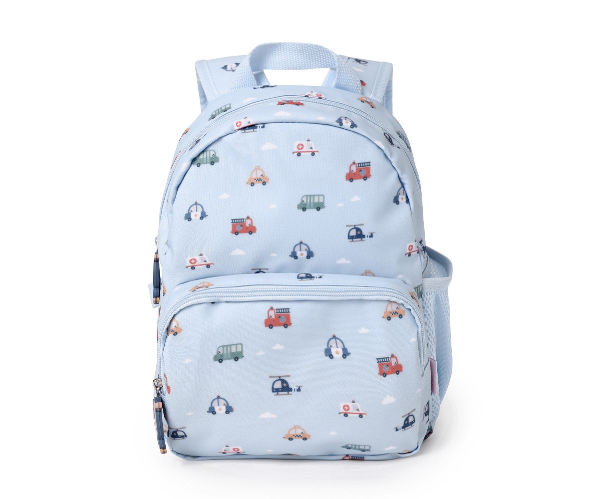 Mochila infantil azul clara com padrão de carros e aviões