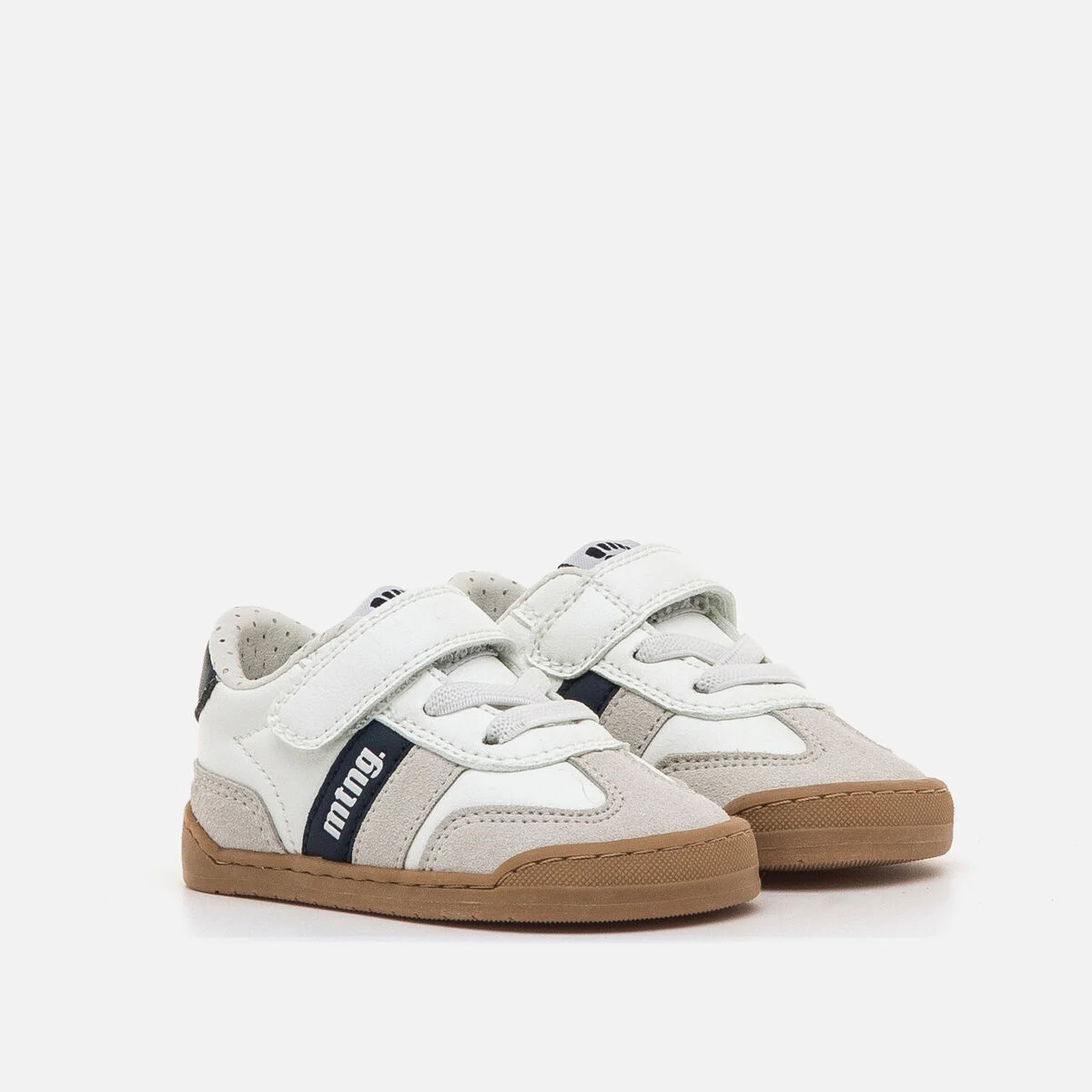 Sapatilhas infantis brancas com detalhes cinza e castanho e sola castanha