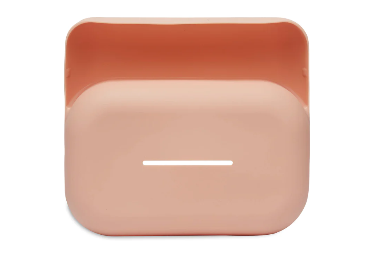 Dois recipientes retangulares de silicone rosa empilhados sobre fundo branco