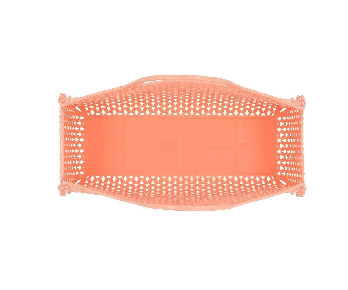 Cesto de plástico cor salmão visto de cima