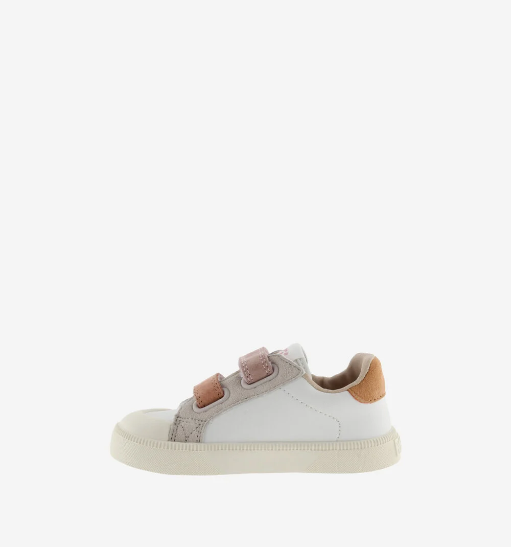 Tênis infantil branco com detalhes em camurça rosa claro e castanho.