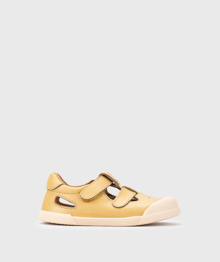 Sapatilha infantil amarela com tiras em velcro e sola branca