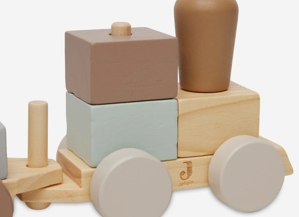 Brinquedo de blocos de madeira coloridos em cima de uma base com rodas