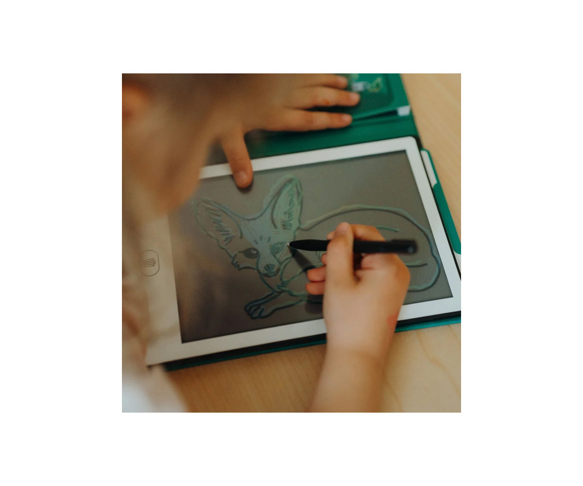 Criança a desenhar num dispositivo digital branco com caneta preta