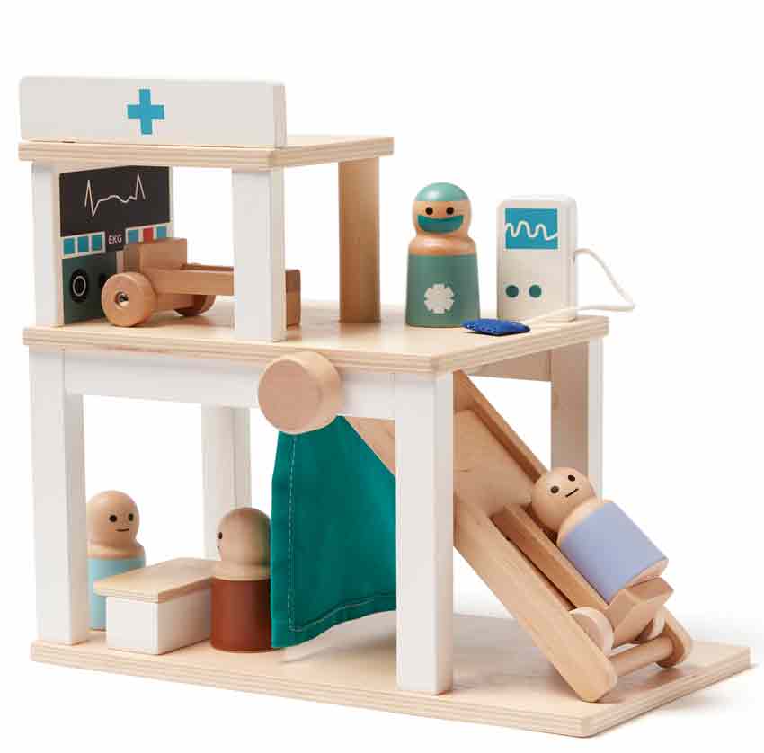 Brinquedo de madeira hospital com figuras e equipamentos médicos