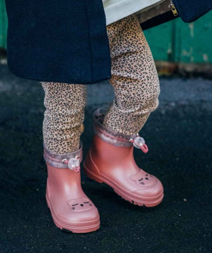 Botas de chuva rosa para criança com desenho de gato e calças com padrão leopardo