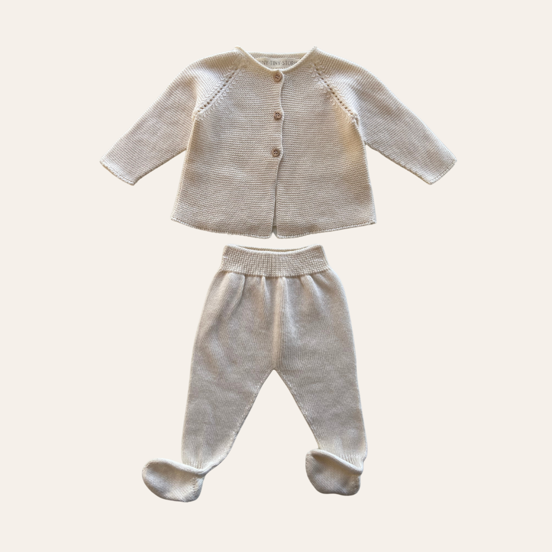 Conjunto de roupa de bebé em malha bege com camisola e calças com pés