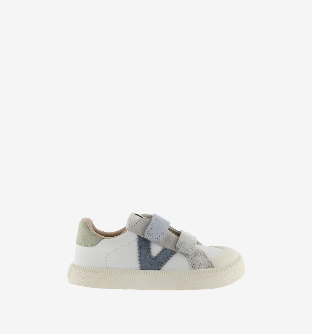 Tênis branco com sola bege e fechos de velcro