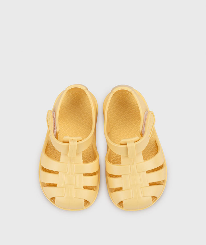 Sandálias infantis amarelas de plástico com tiras largas