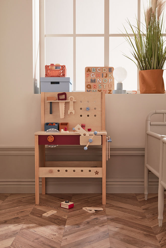 Bancada de trabalho infantil em madeira com ferramentas de madeira e decoração no ambiente