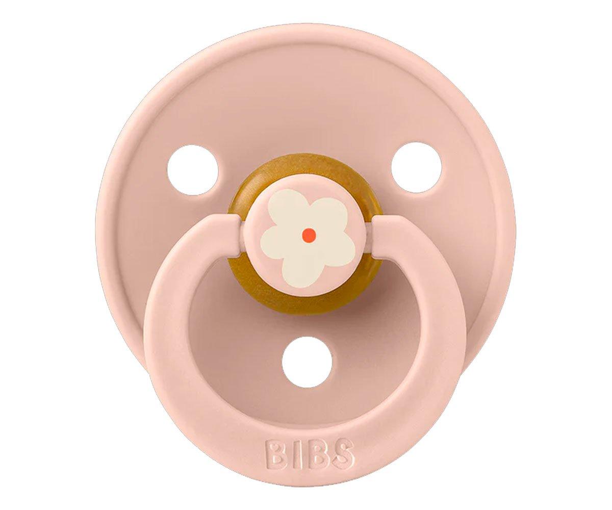 Chupeta rosa de silicone com detalhe de flor e inscrições BIBS