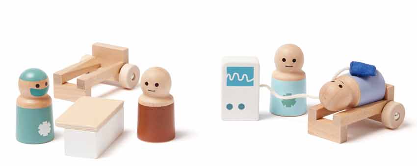 Brinquedos de madeira de profissionais de saúde com acessórios hospitalares.